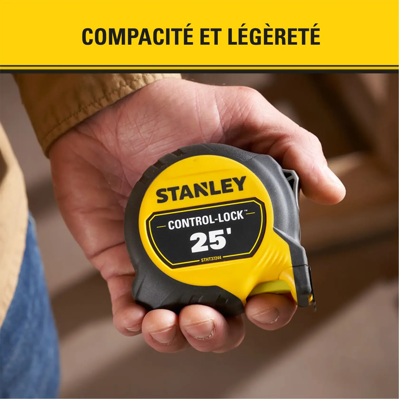 Une main tenant un mètre ruban STANLEY Control-Lock de 25 pieds avec un boîtier jaune et noir. Le texte au-dessus de l'image indique : 'COMPACTITÉ ET LÉGÈRETÉ'.