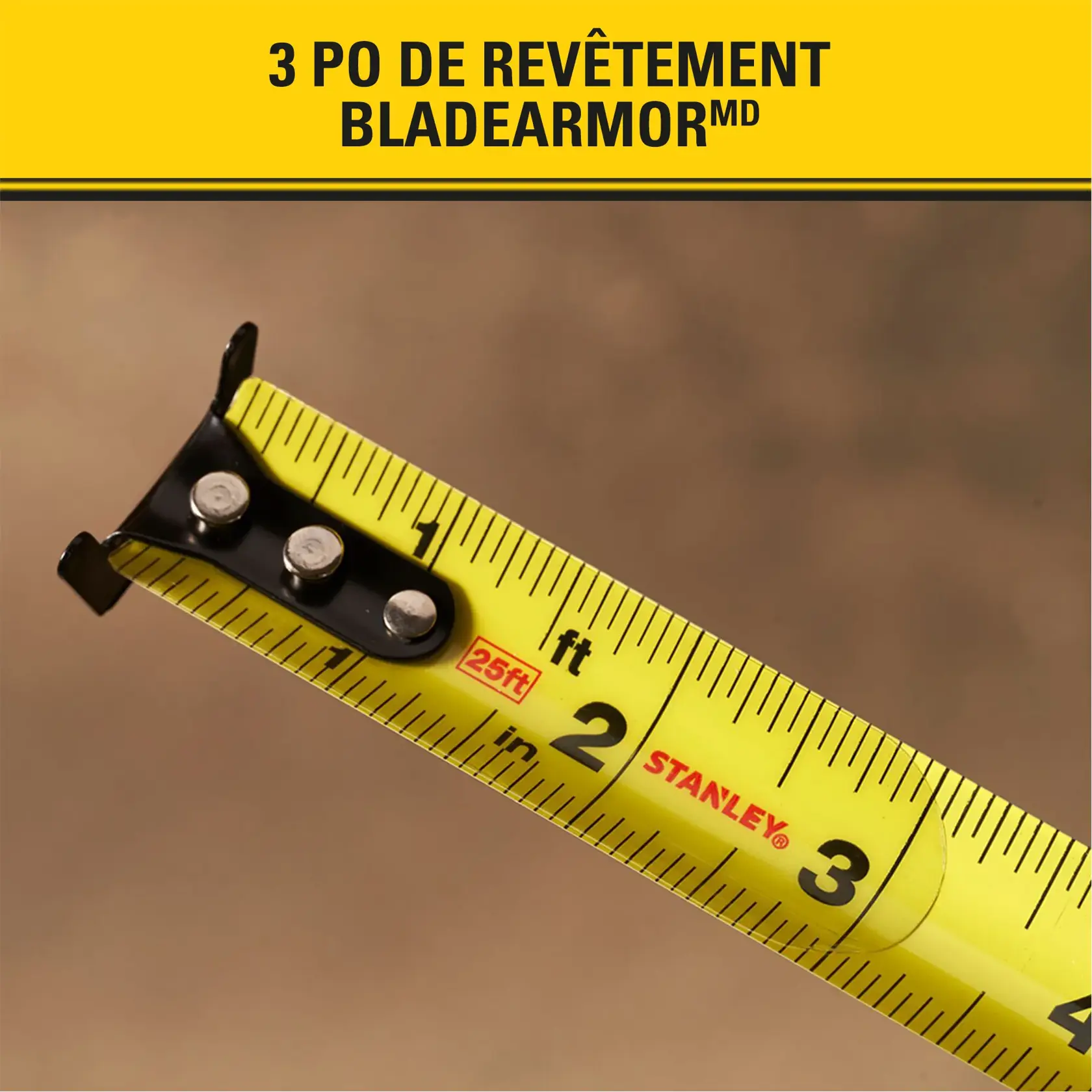 Gros plan sur un ruban à mesurer jaune Stanley, montrant les mesures en pieds et pouces et le texte '3 PO DE REVÊTEMENT BLADEARMORMD' sur un fond jaune en haut.